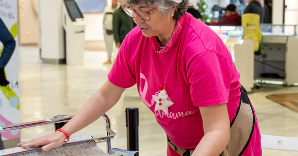 Empaquetado solidario con AMAMA: apoyo a mujeres con cáncer de mama